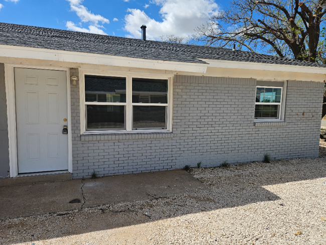 1726 E Dartmouth St in Lubbock, TX - Building Photo - Building Photo