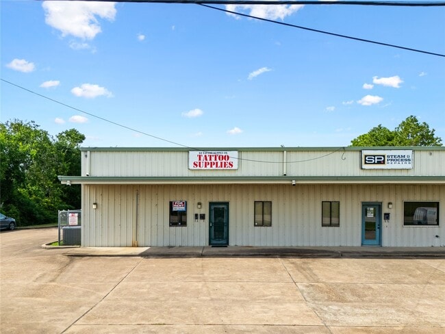 8019 Farm to Market 517 Rd W in Dickinson, TX - Building Photo - Building Photo