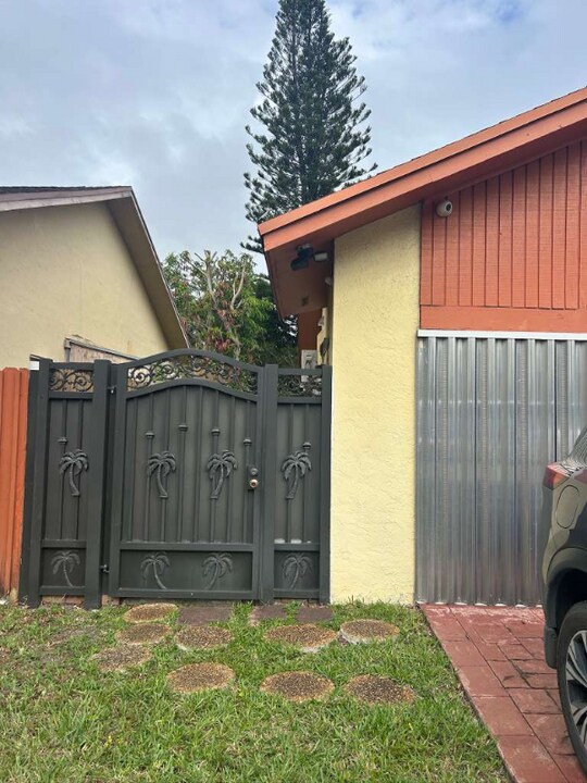 12945 SW 116th St in Miami, FL - Foto de edificio