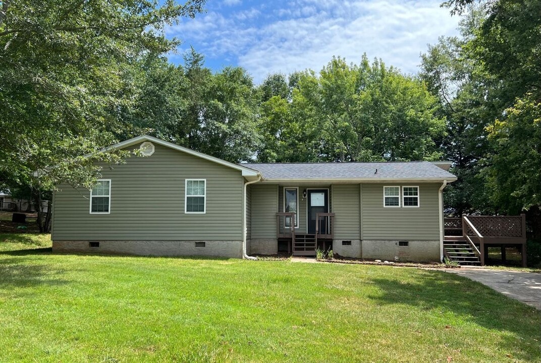 2 Bubbling Creek Dr in Travelers Rest, SC - Building Photo