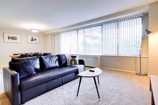 2111 Richmond Hwy in Arlington, VA - Building Photo