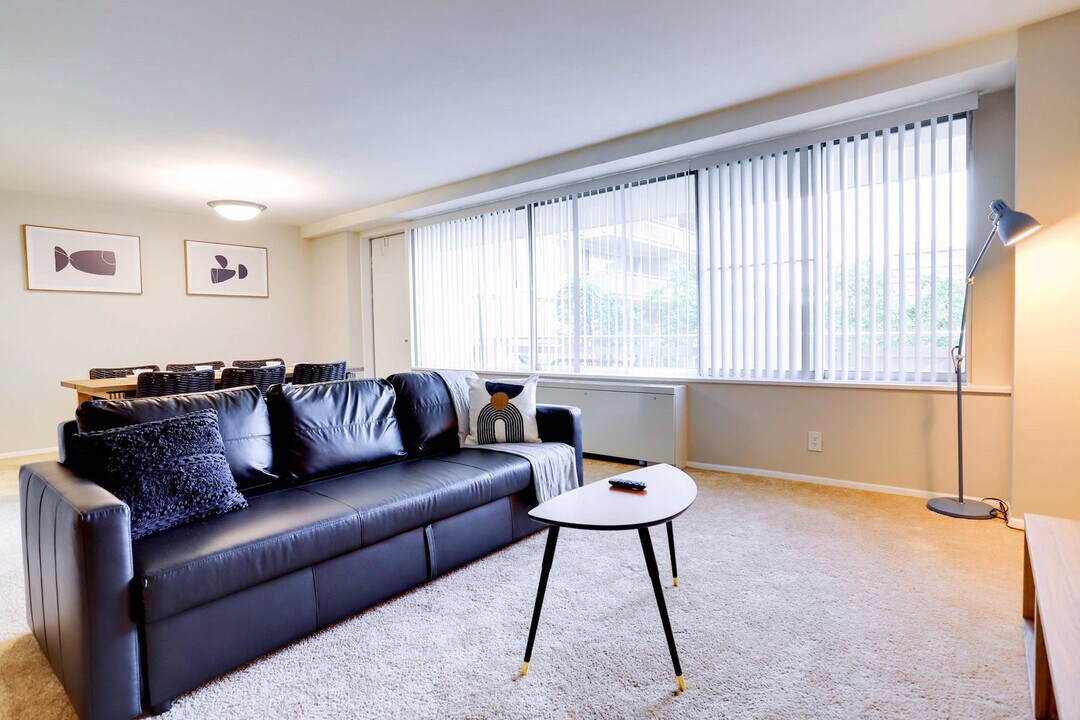 2111 Richmond Hwy in Arlington, VA - Building Photo