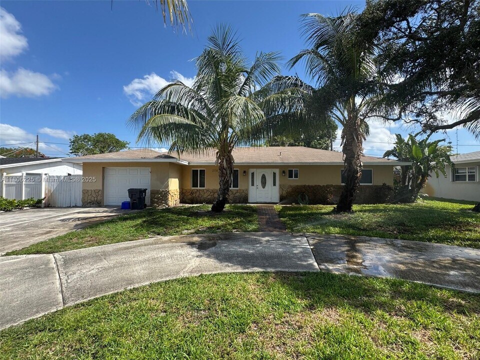 2731 Cambridge Rd in Lantana, FL - Building Photo