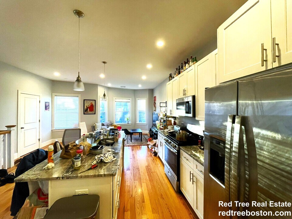 10 Islington St in Boston, MA - Building Photo