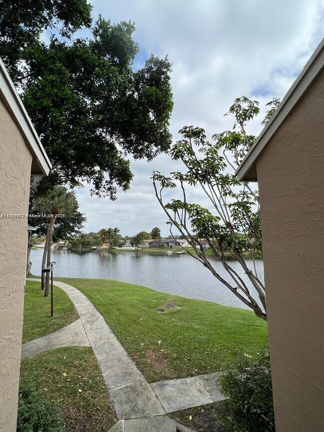 1851 NW 96th Terrace in Pembroke Pines, FL - Building Photo - Building Photo