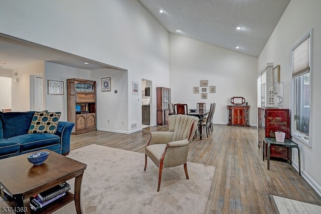 76 Cummings Cir in West Orange, NJ - Building Photo - Building Photo
