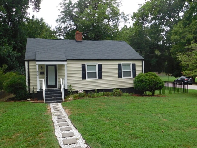 700 Monroe Dr in Raleigh, NC - Foto de edificio - Building Photo
