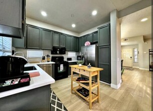 9327 Trenholm Dr in Elk Grove, CA - Building Photo - Building Photo