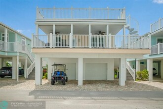 423 E Intercoastal Dr in Jensen Beach, FL - Foto de edificio - Building Photo