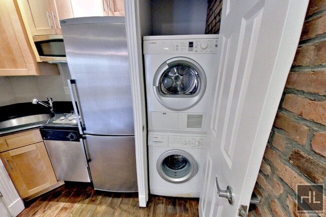 E 5TH ST., Unit 1B in New York, NY - Foto de edificio - Building Photo