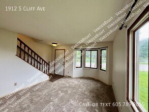 1912 S Cliff Ave in Sioux Falls, SD - Building Photo - Building Photo