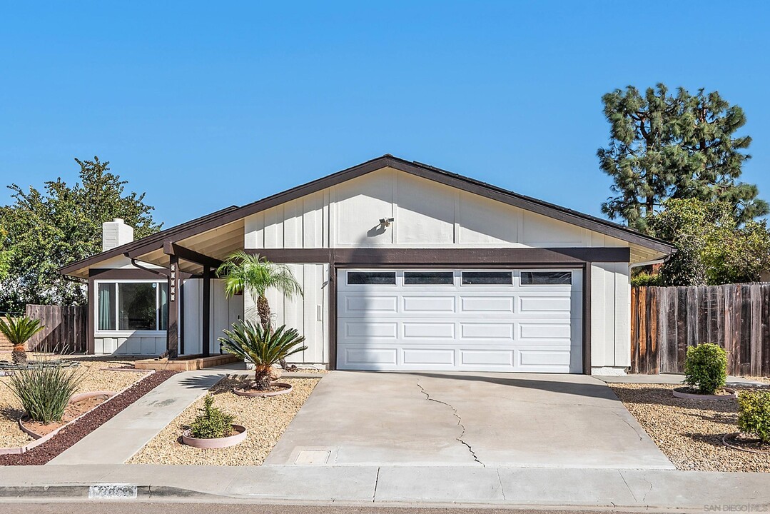 17059 Oculto Way in San Diego, CA - Foto de edificio