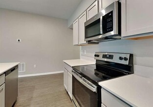 10018 N Hartts Dr in Tampa, FL - Building Photo - Building Photo