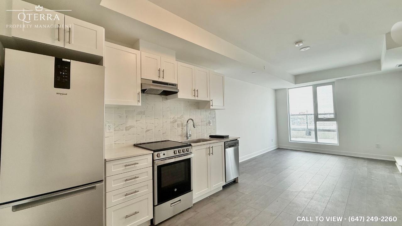 705 Davis Dr in Newmarket, ON - Building Photo