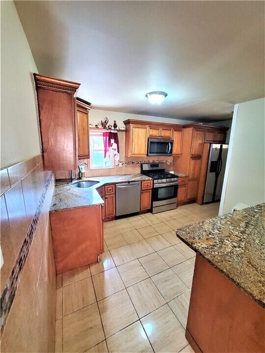 1518 Canarsie Rd in Brooklyn, NY - Building Photo