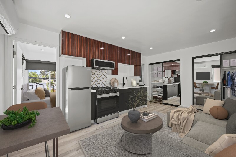 111 Normandie Ave in Los Angeles, CA - Building Photo