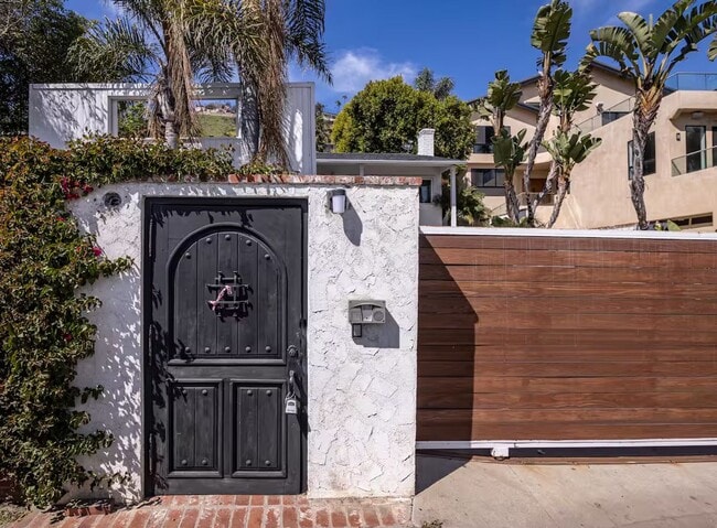 21563 Pacific Coast Hwy in Malibu, CA - Building Photo - Building Photo