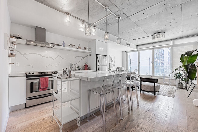 75 Portland St in Toronto, ON - Building Photo - Building Photo