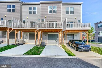 2718 Lanham Hill Cir in Glenarden, MD - Building Photo - Building Photo