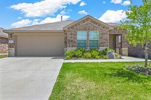 3813 Ridgeway Ln in Lantana, TX - Building Photo