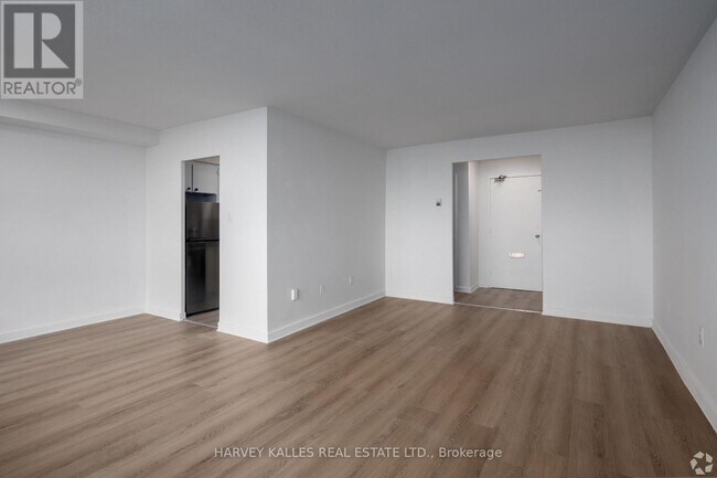 2000 Sheppard Ave W in Toronto, ON - Building Photo - Building Photo