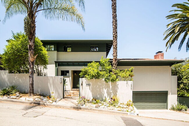 1975 Micheltorena St in Los Angeles, CA - Foto de edificio - Building Photo