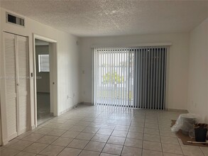 2744 W 60th St, Unit 51 in Hialeah, FL - Building Photo - Building Photo