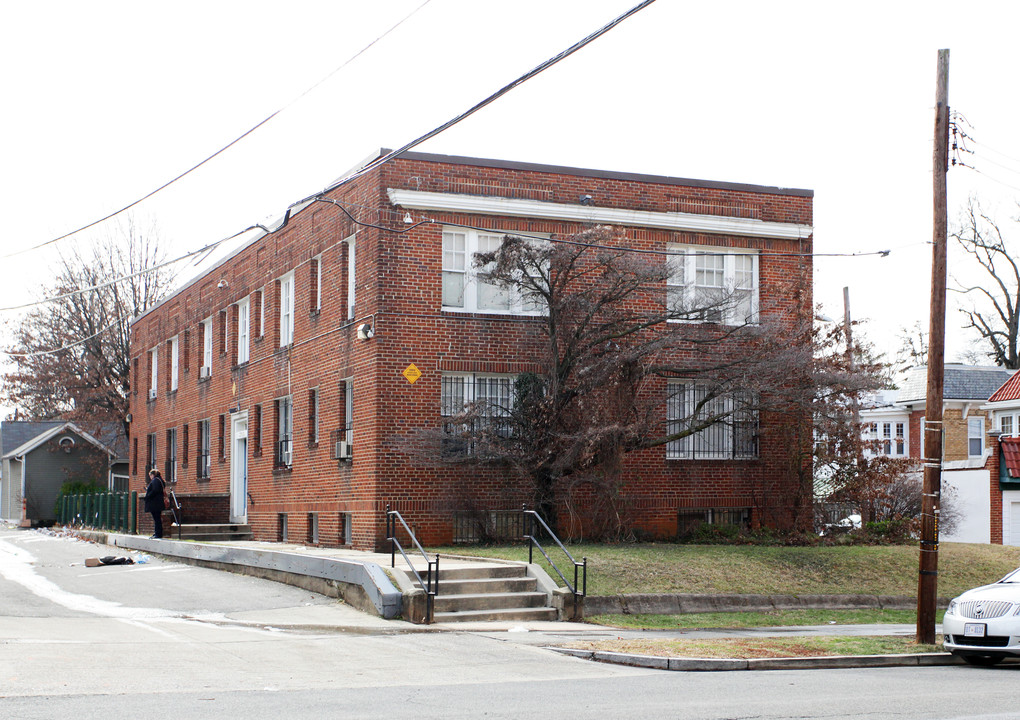 3720 Macomb St NW in Washington, DC - Foto de edificio