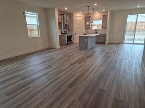 8126 Violet Ct in Bakersfield, CA - Building Photo - Building Photo