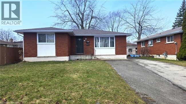 98 Palmer Rd in Hamilton, ON - Building Photo - Building Photo