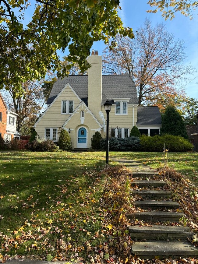 3323 Ingleside Rd in Shaker Heights, OH - Building Photo - Building Photo