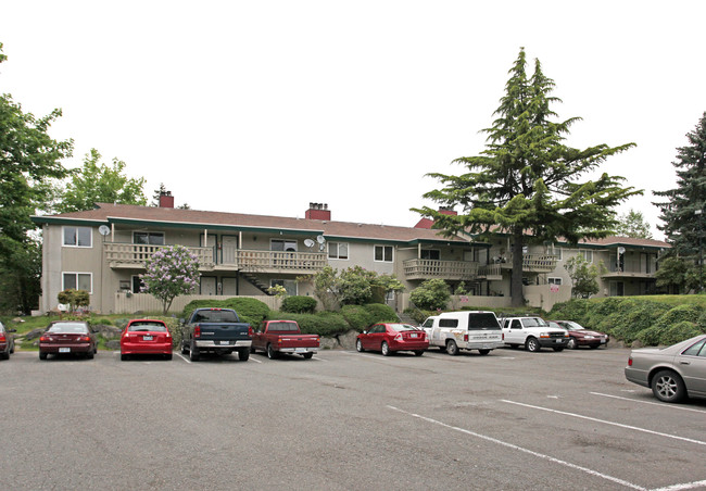 La Chateau Apartments in Burien, WA - Building Photo - Building Photo