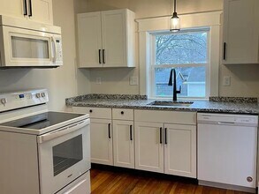 166 Massachusetts Ave, Unit Apartment 2 in Portland, ME - Foto de edificio - Building Photo