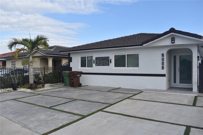 2503 W 71st Pl in Hialeah, FL - Building Photo - Building Photo