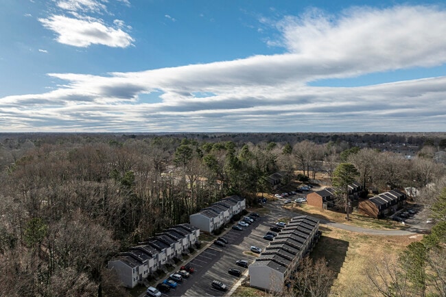 Keswick South Apartments in Richmond, VA - Foto de edificio - Building Photo