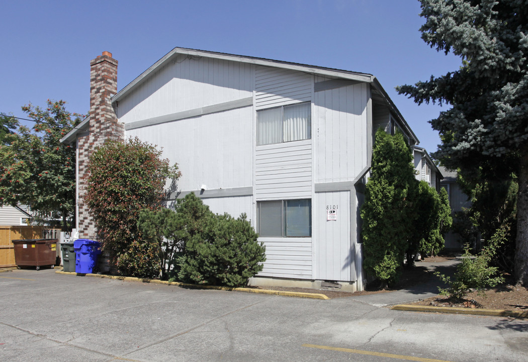 8101 SE Raymond St in Portland, OR - Building Photo