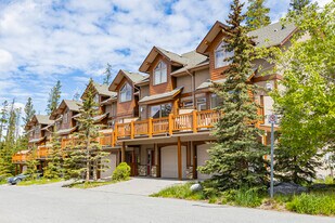 300 Eagle Terrace Rd in Canmore, AB - Building Photo