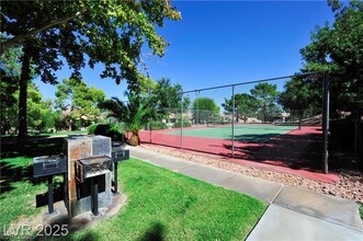 231 W Horizon Ridge Pkwy in Henderson, NV - Building Photo - Building Photo