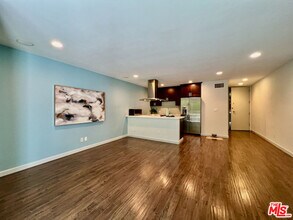 1920 N Hillcrest Rd in Los Angeles, CA - Building Photo - Building Photo