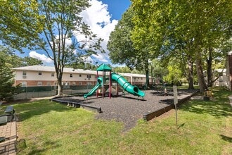 Lakeview Apartments in Leonia, NJ - Foto de edificio - Building Photo