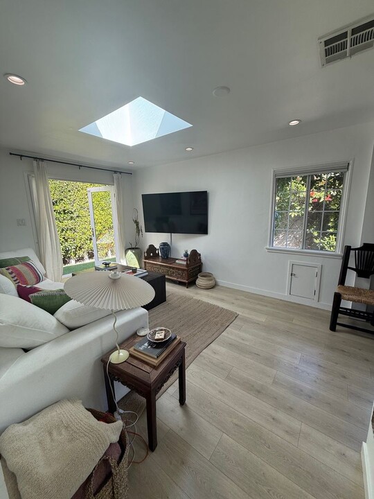 2030 Ocean Park Blvd in Santa Monica, CA - Building Photo