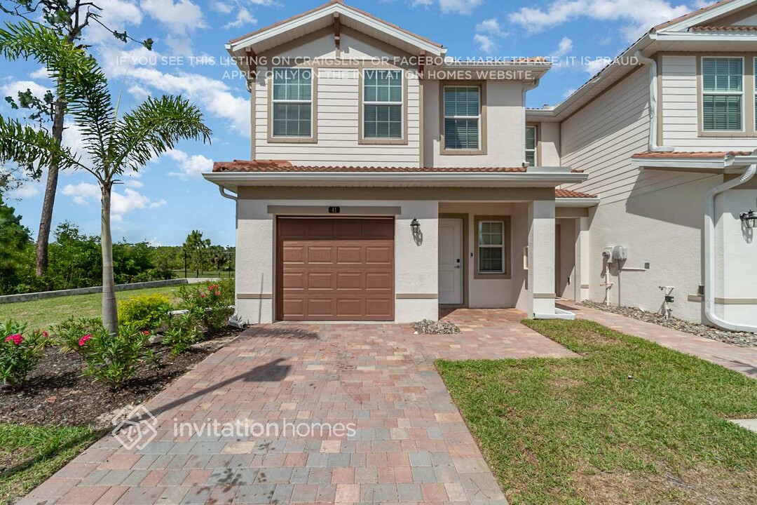 7169 Greenwood Park Cir in Ft. Myers, FL - Building Photo