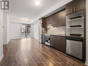 10 Esplanade Ln in Grimsby, ON - Building Photo - Building Photo