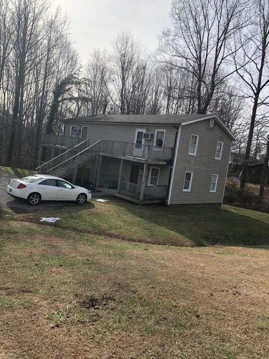 113 Meadow Green Rd in Bassett, VA - Building Photo