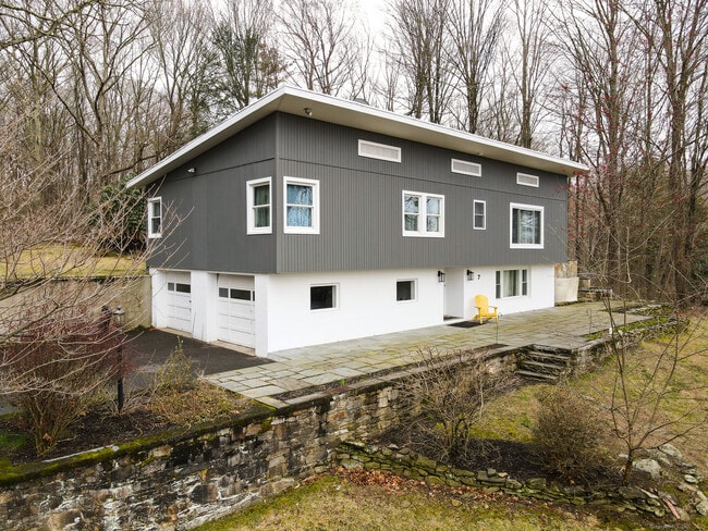 property at 7 Autumn Dr
