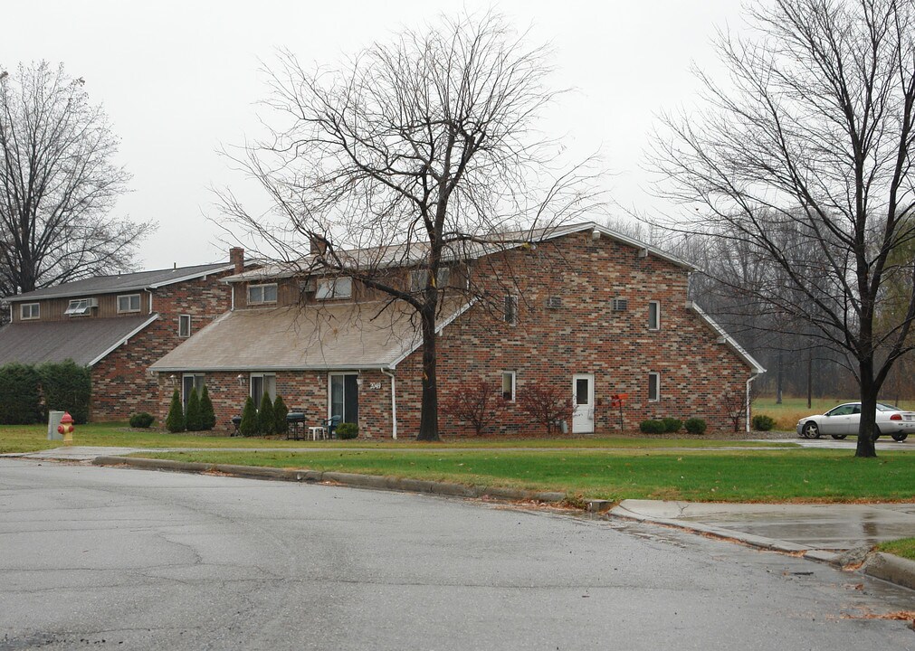 2049 Wolosyn Cir in Youngstown, OH - Foto de edificio