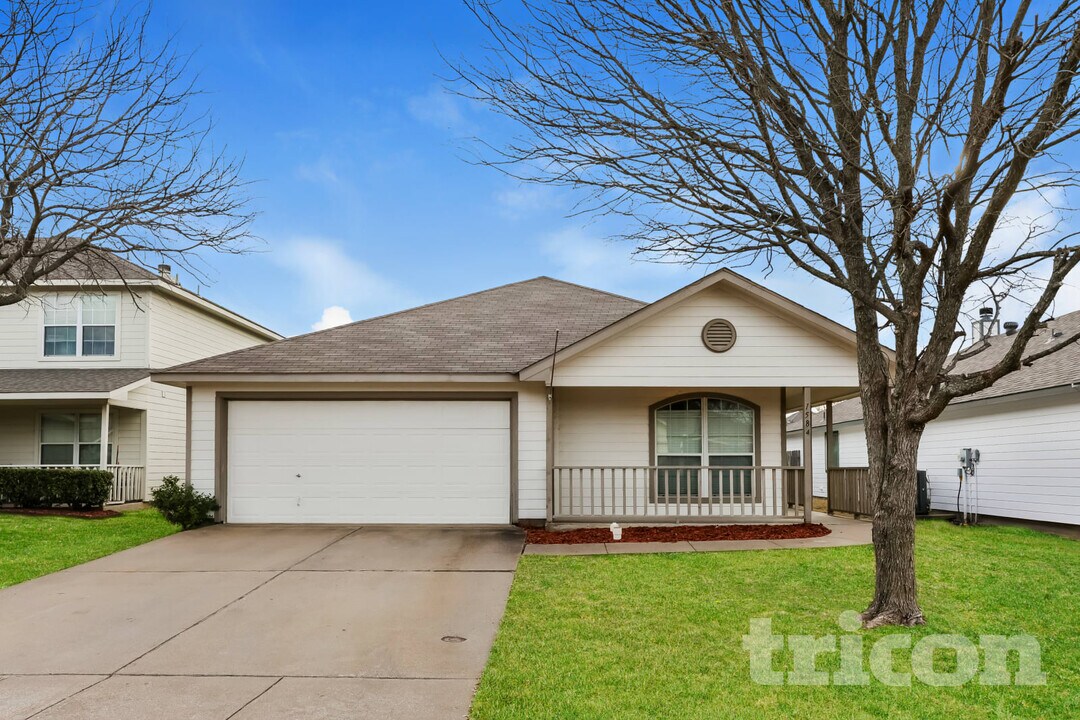 1584 Sandhurst Dr in Waxahachie, TX - Foto de edificio