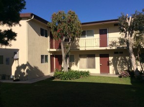 Sea Breeze Apartments in Torrance, CA - Building Photo - Building Photo