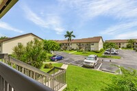 9295 Lake Park Dr, Unit 201 in Ft. Myers, FL - Foto de edificio - Building Photo