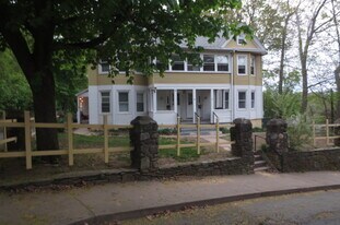 12 Arch St in Manchester, CT - Building Photo